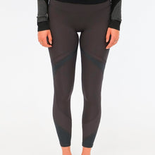 Load image into Gallery viewer, Free People Women&#39;s Mid Rise Tap Back Leggings
